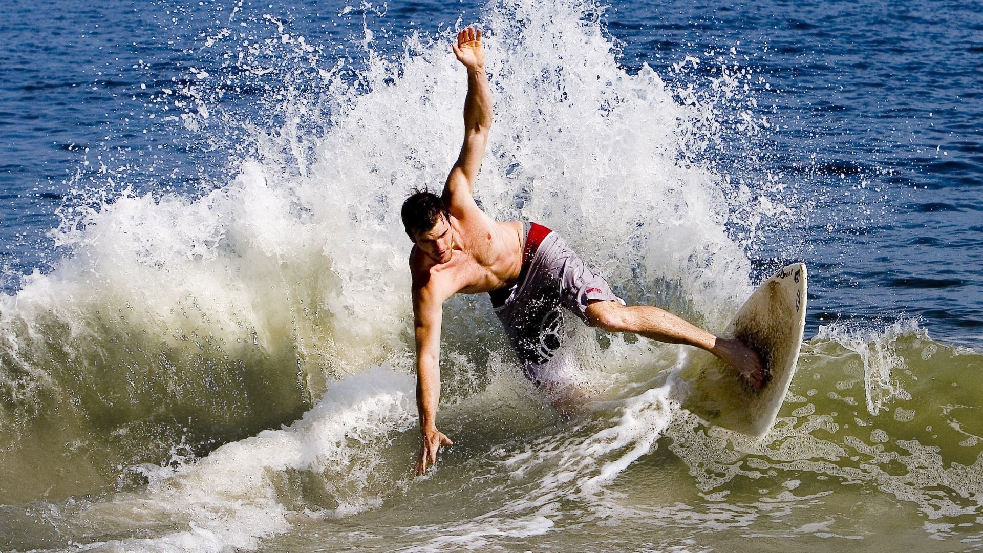 冬季湖面滑冰马拉松 比赛前反复检测冰层厚度确保安全